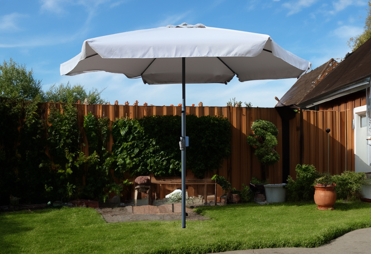 Η ομπρέλα τοποθετημένη σε έναν εσωτερικό κήπο.